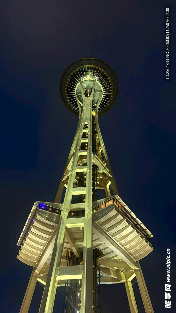 夜晚中的高耸塔状建筑