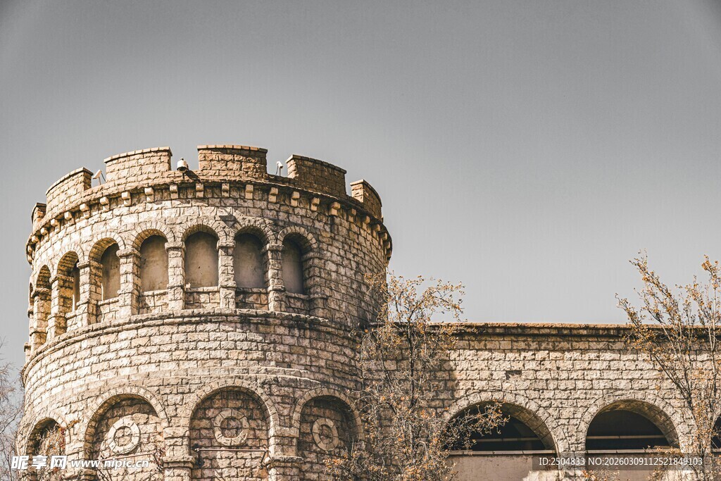 古老石砌城堡塔楼建筑