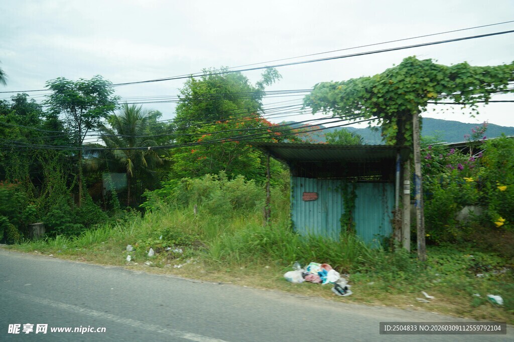 路边破旧小屋与杂乱环境