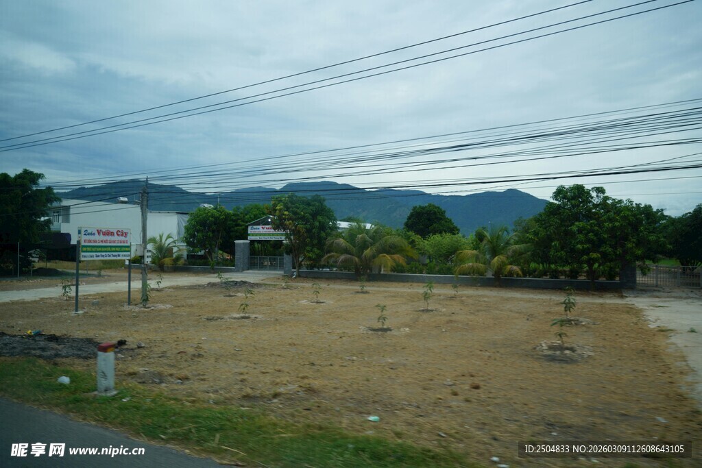 乡村田野边的电线与远景
