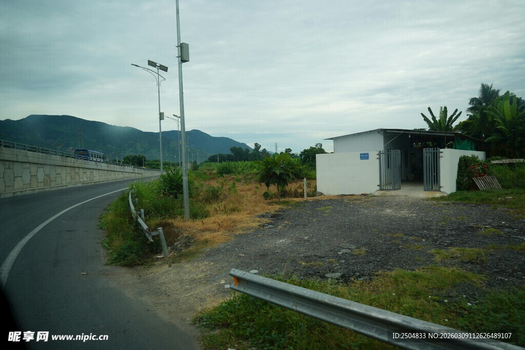 公路旁简易建筑与风景