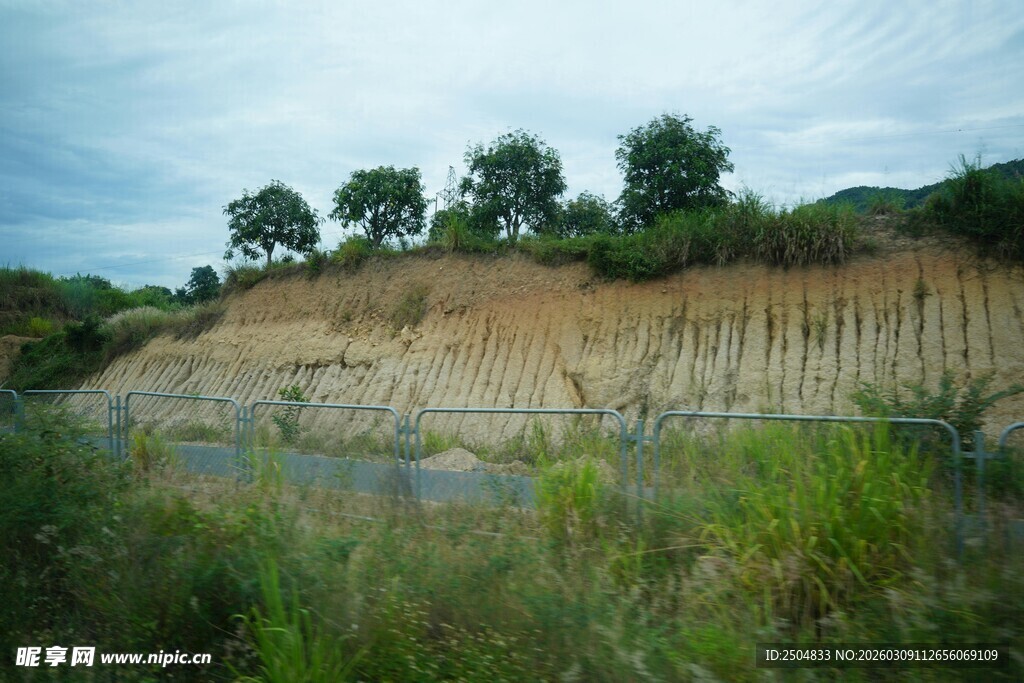 河岸土层剖面自然景观