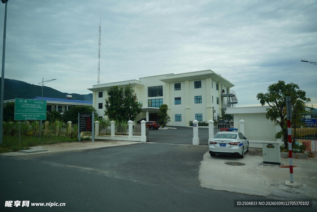 街道旁的多层白色建筑