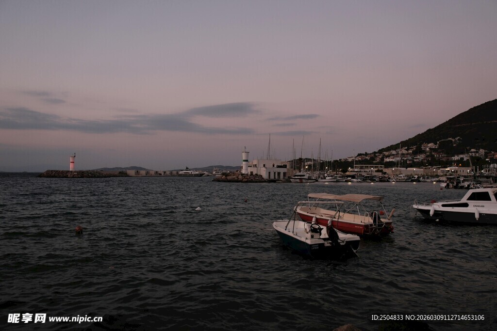 黄昏海港停泊的几艘小船