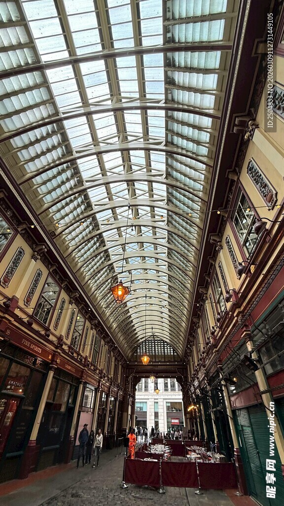 复古玻璃顶商业街景观