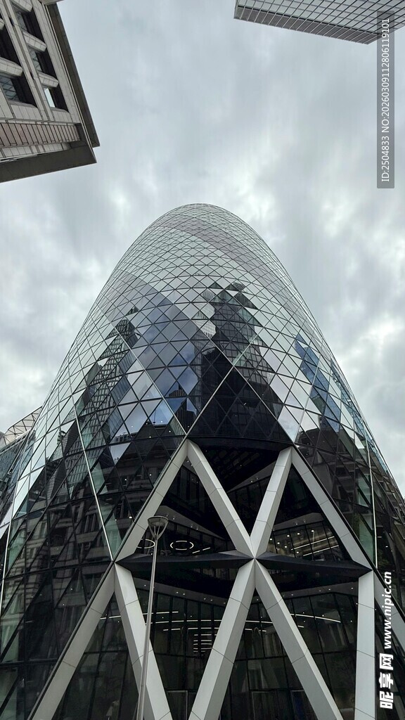 现代玻璃建筑外观特写