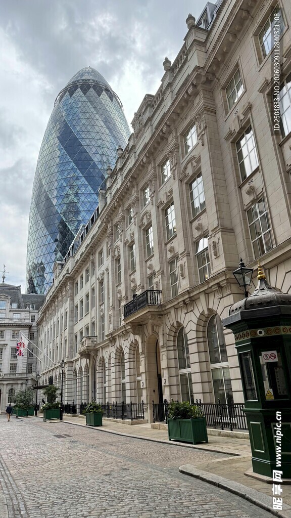 伦敦街道的古典与现代建筑