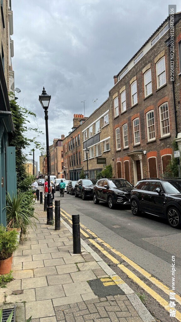 街道旁的整齐停放车辆