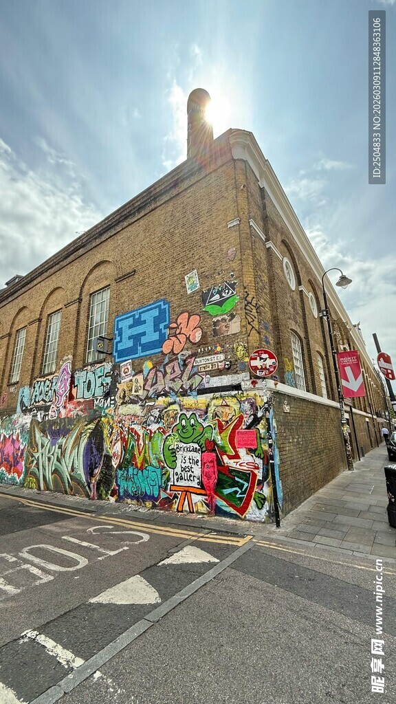 街头彩色涂鸦艺术建筑