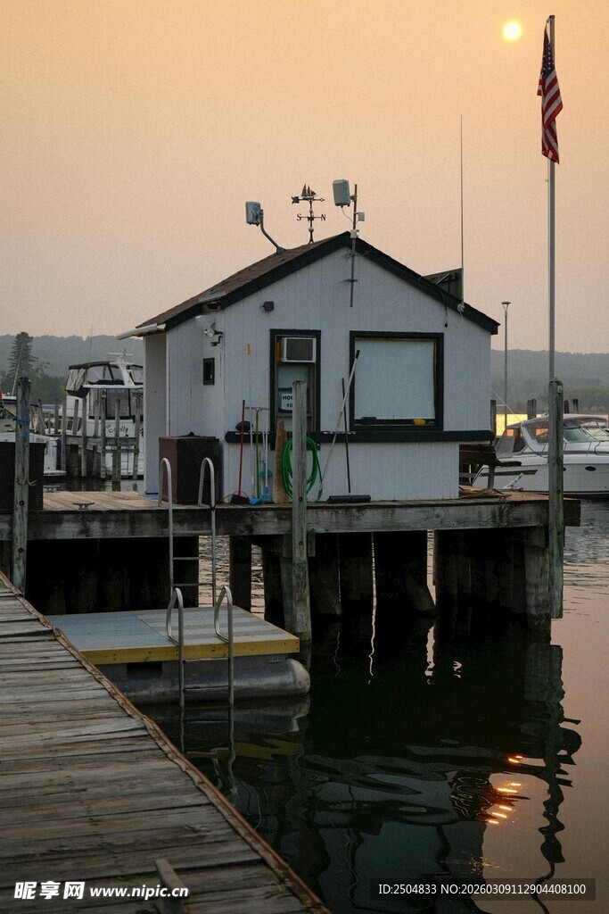黄昏时的码头小屋