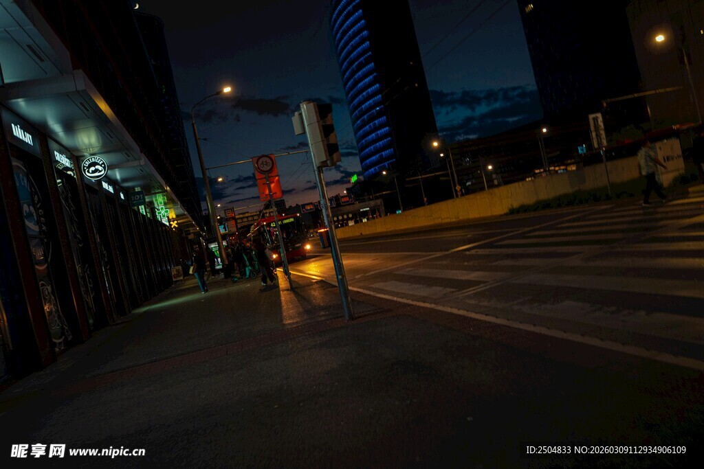 夜晚城市街道光影景象