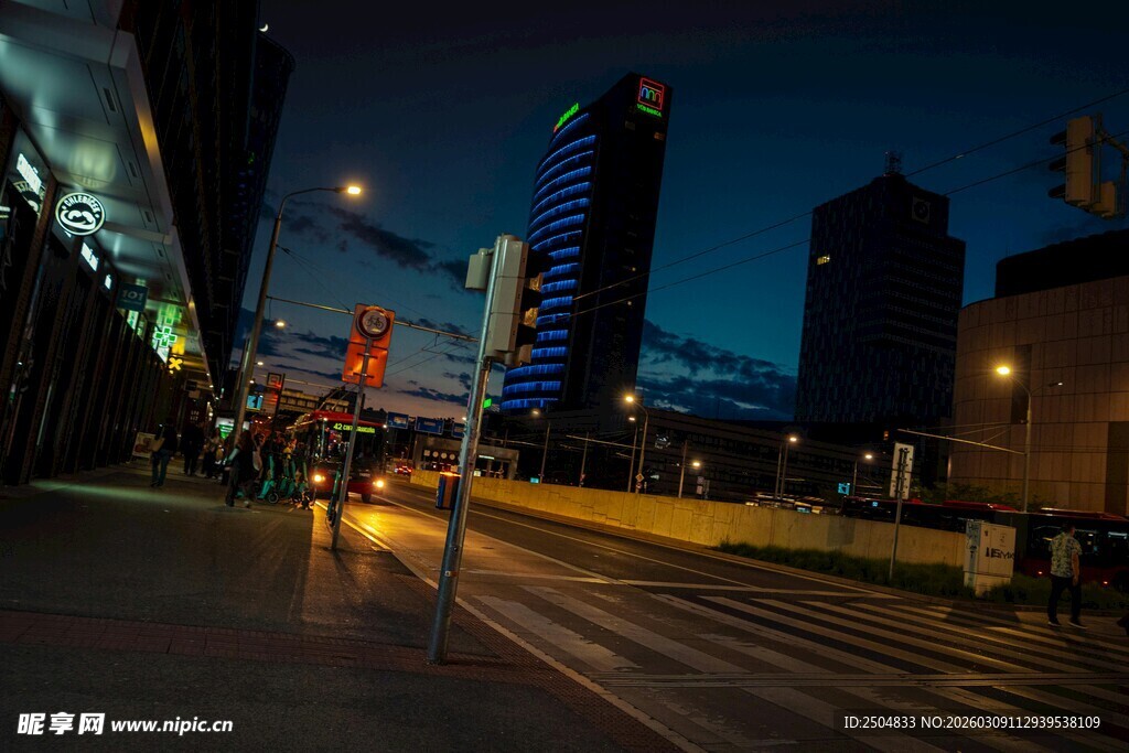 城市夜景中的街道与车流