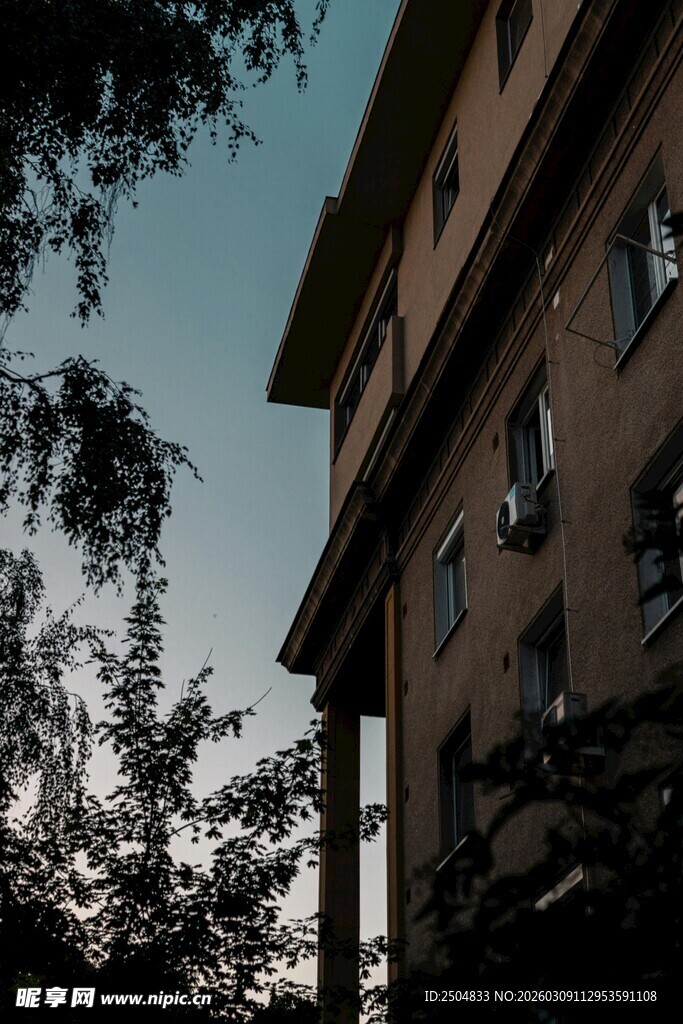 黄昏下的老式建筑一角