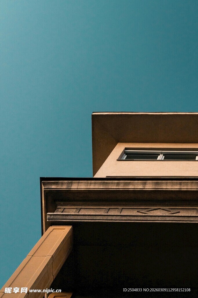 仰视视角下的建筑一角