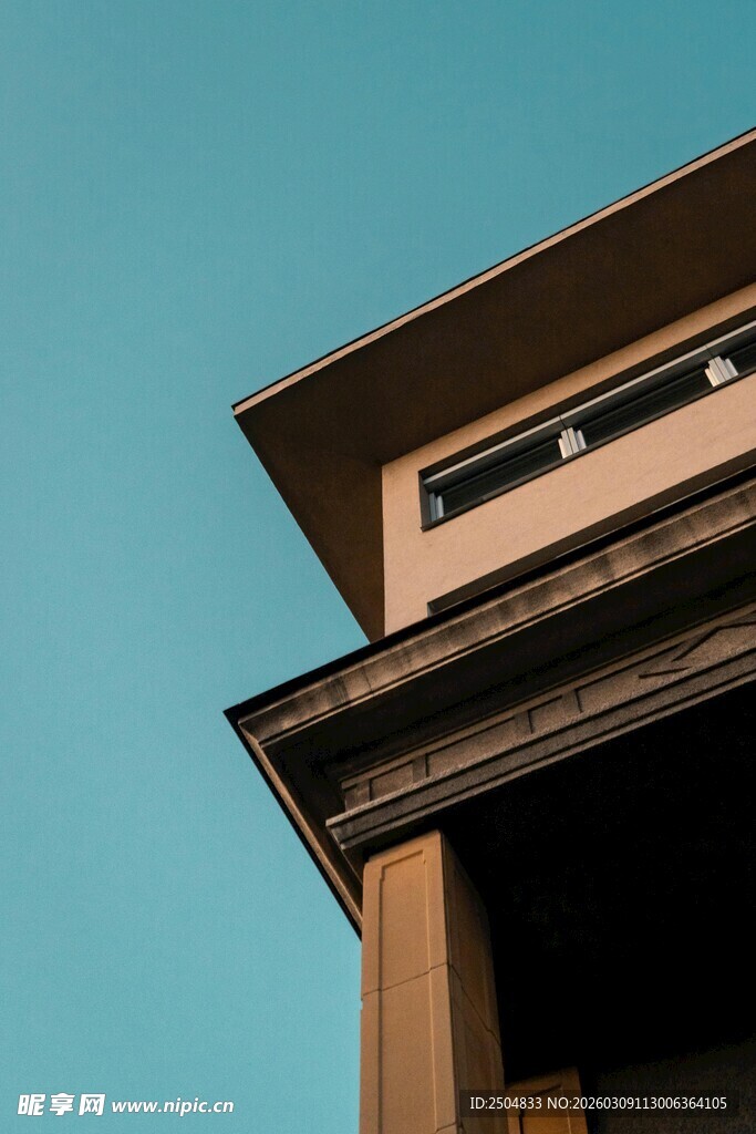 仰视下的建筑一角