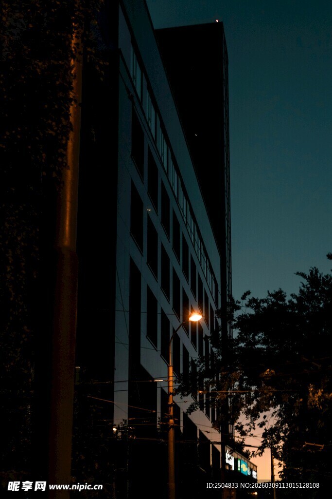 夜幕下的城市建筑一角