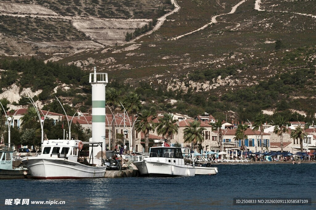 海港灯塔与停泊的船只