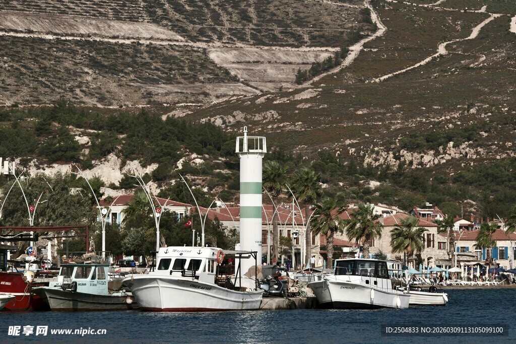海港灯塔与停泊船只