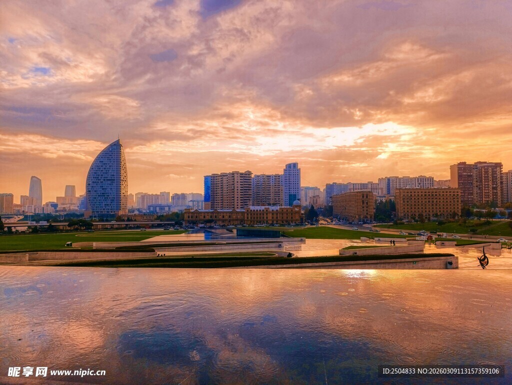 城市湖畔绝美日落景观