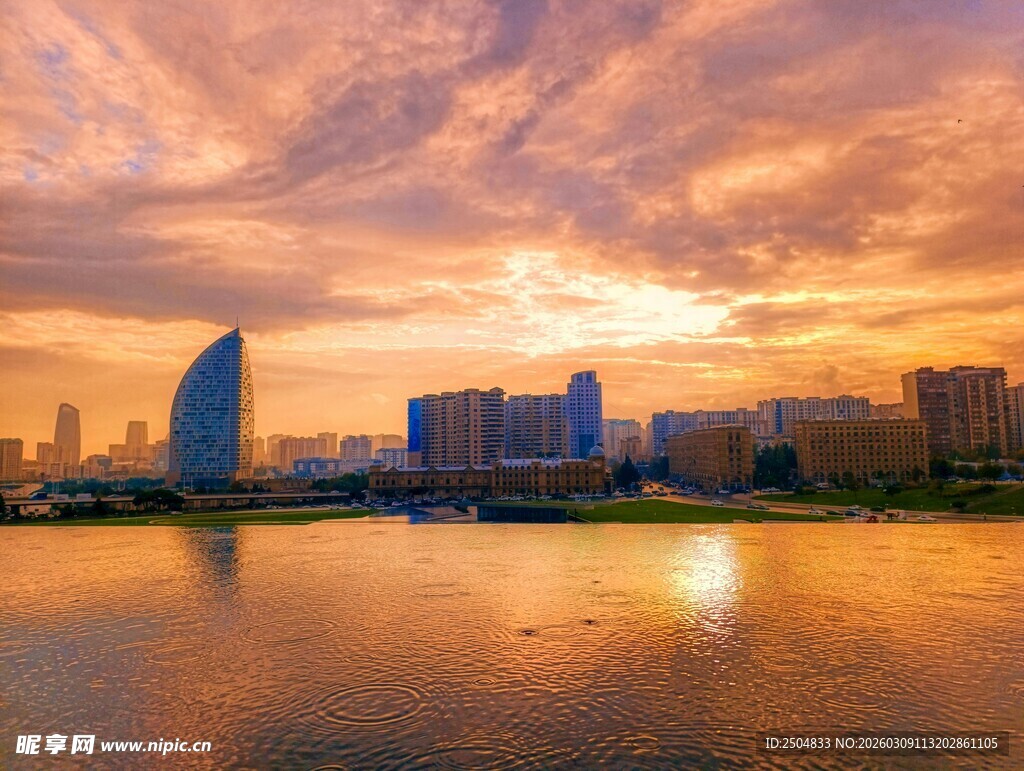 城市湖畔绚烂日落美景