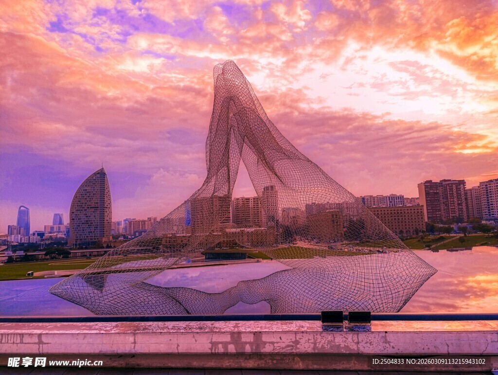 黄昏下的城市独特建筑景观