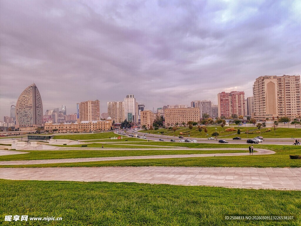 城市公园中的高楼景观