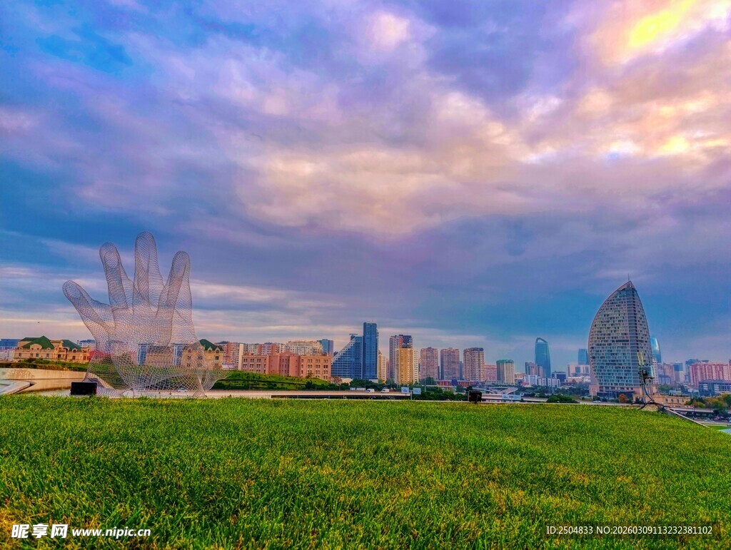 城市绿地旁的绚丽天空