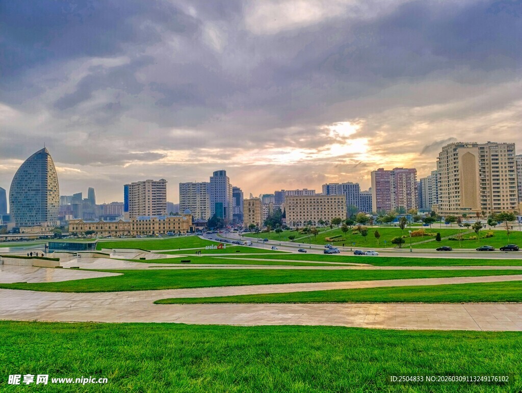 城市绿地与天际线美景