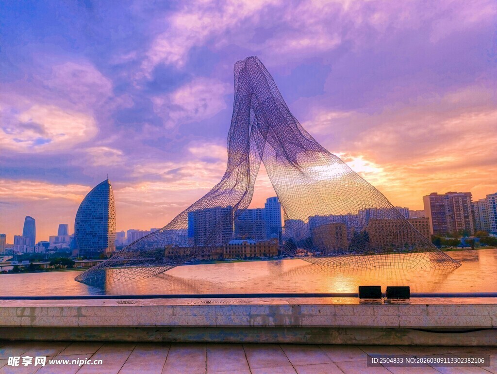 城市河畔梦幻晚霞天际线