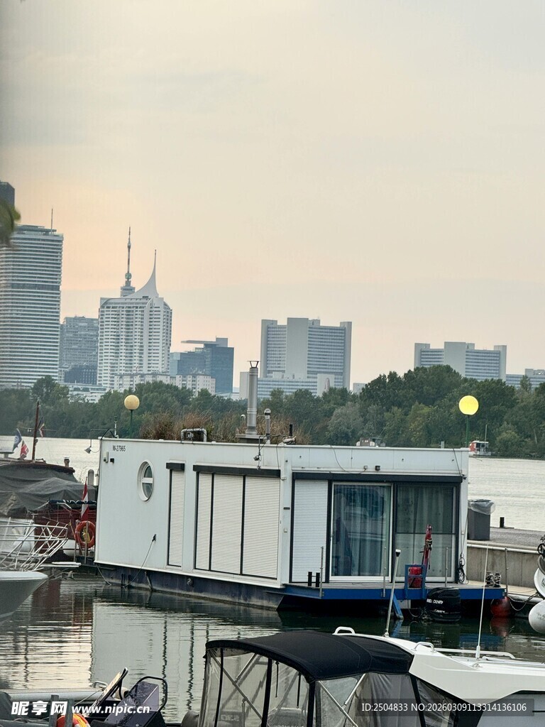 湖畔码头与远处城市景观