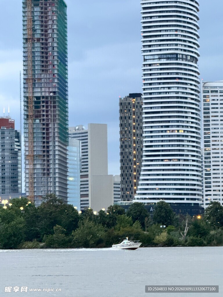 城市滨水高楼景观
