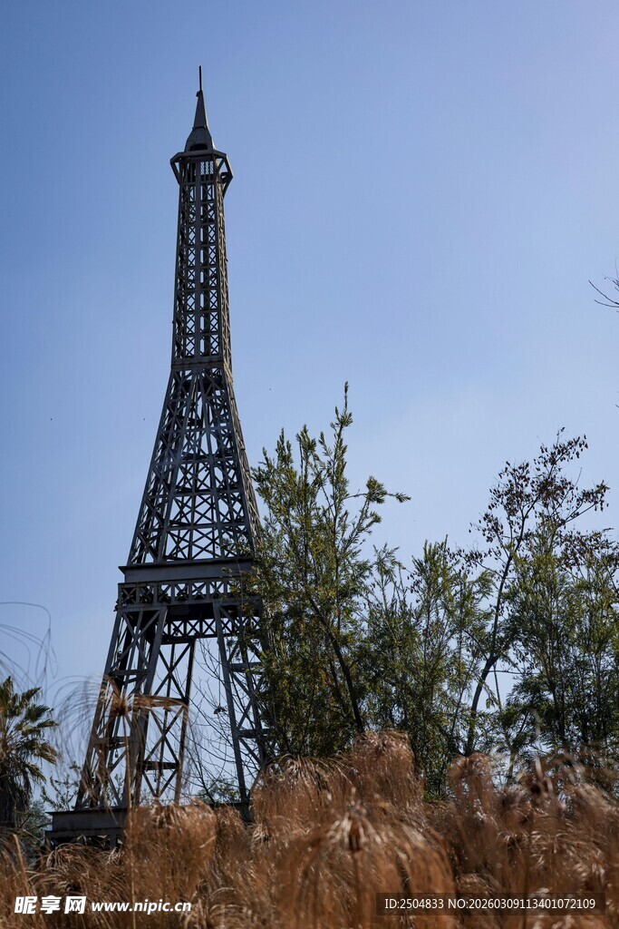 埃菲尔铁塔旁的自然景致