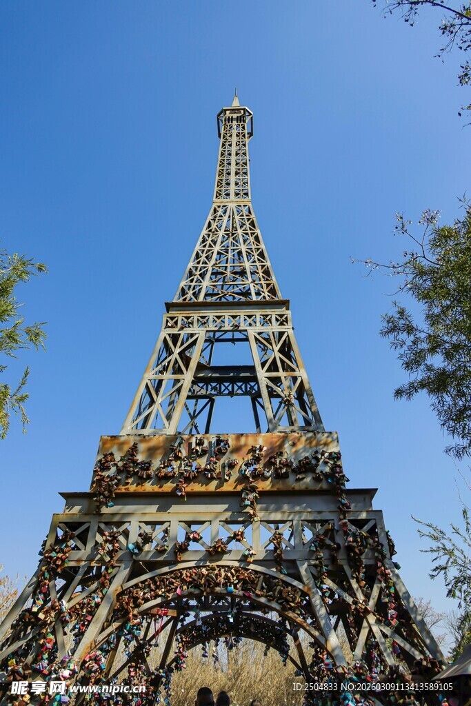 仰望埃菲尔铁塔的壮美时刻