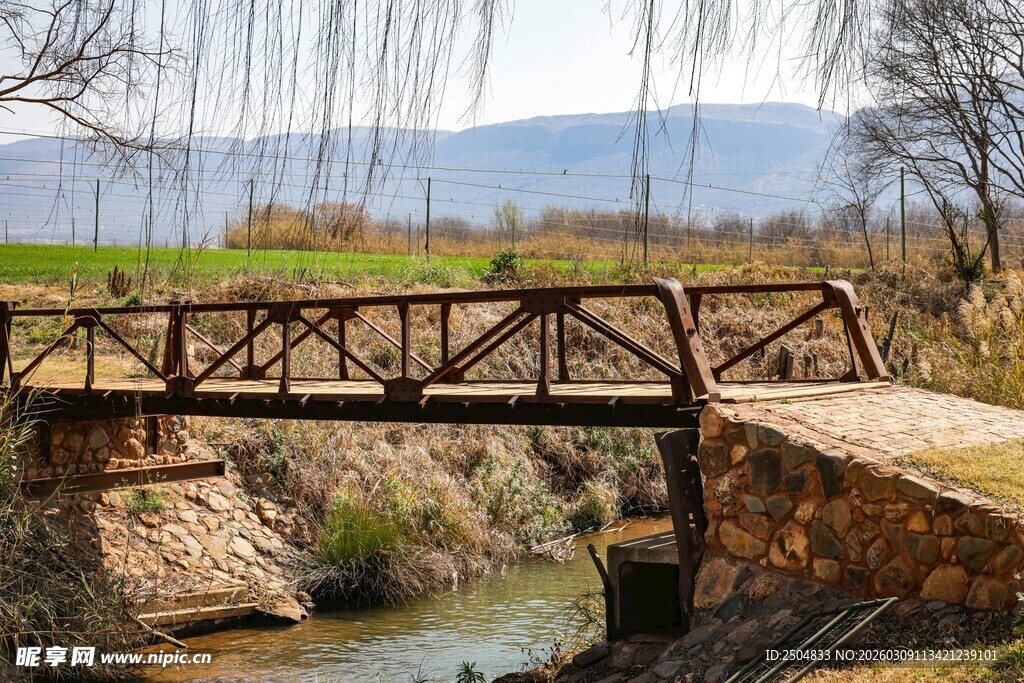乡村木桥横跨潺潺溪流