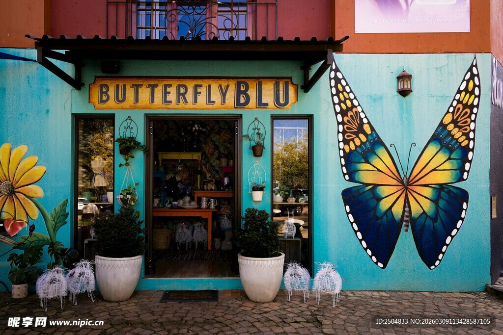 色彩斑斓的蝴蝶主题咖啡店