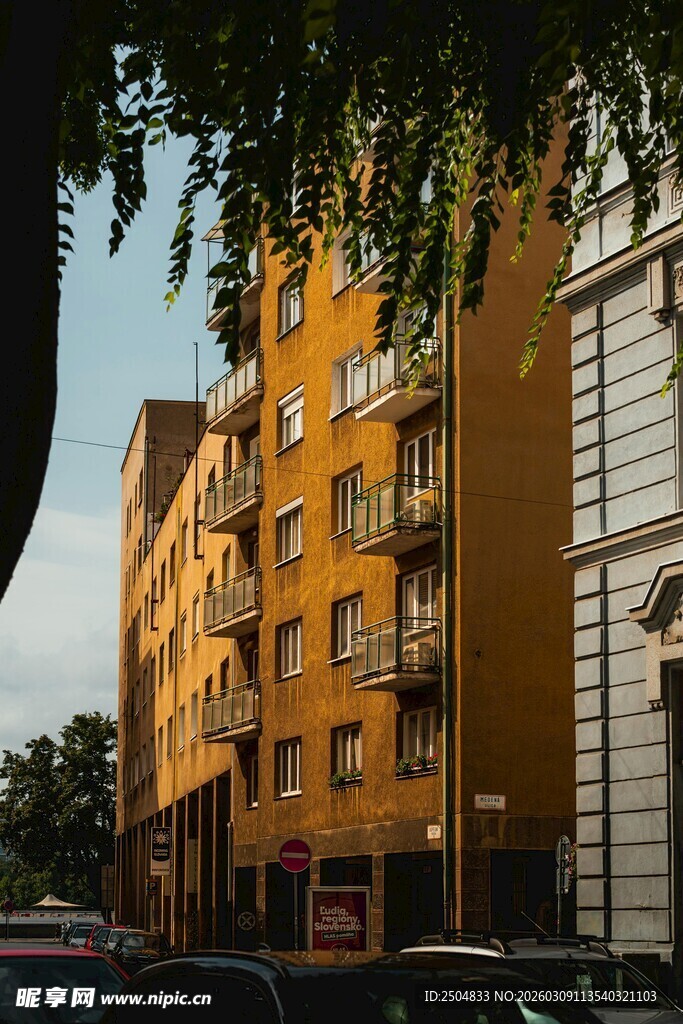 城市中色彩明亮的多层建筑