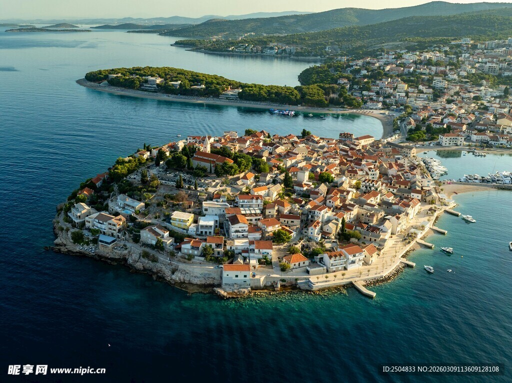 海上小岛的多彩建筑风光