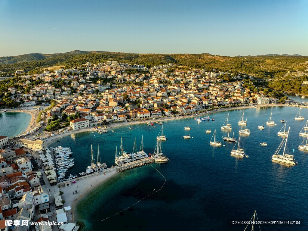 海滨小镇港湾船只美景