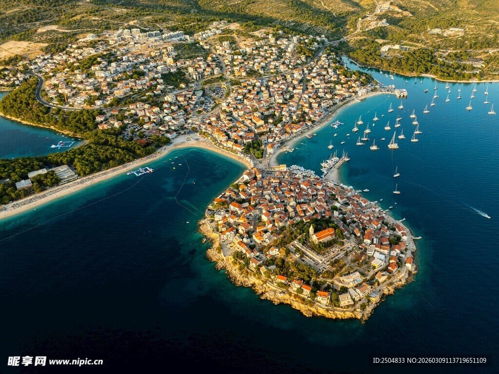 俯瞰美丽海滨城镇景观