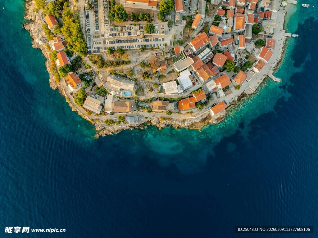 俯瞰美丽海岛小镇风光