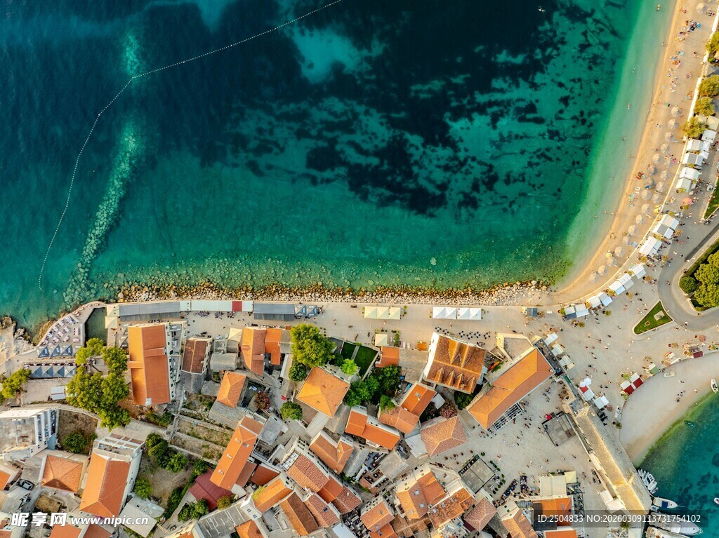 俯瞰海滨小镇美丽景致