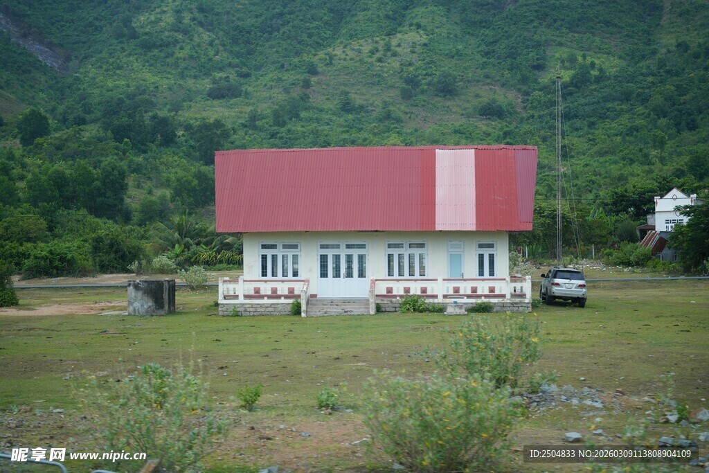 乡村红顶房屋 绿野环绕