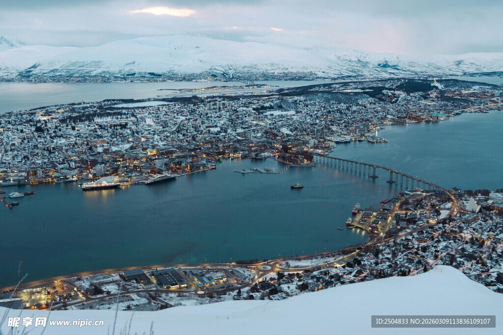 冬日海港雪景俯瞰图