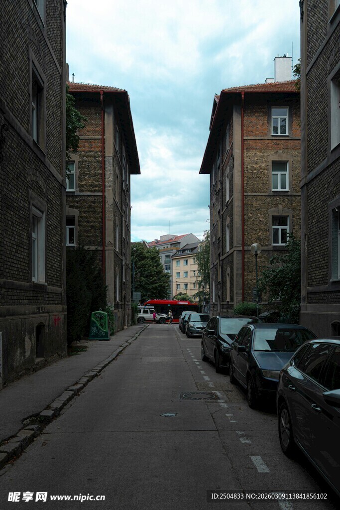 宁静街道上的停放车辆