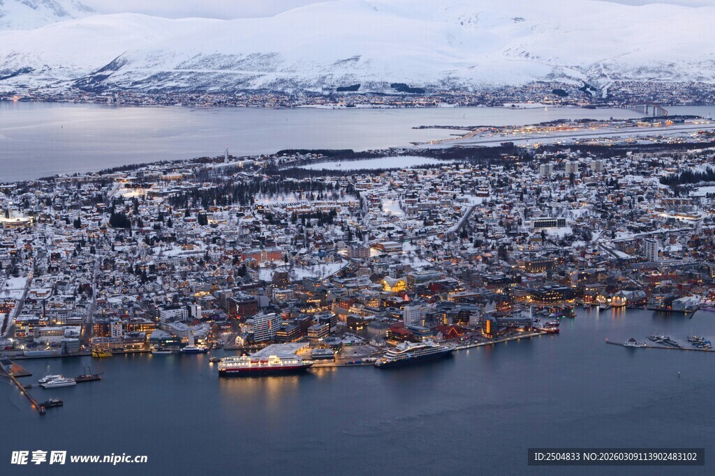 雪覆城镇的静谧海滨夜景