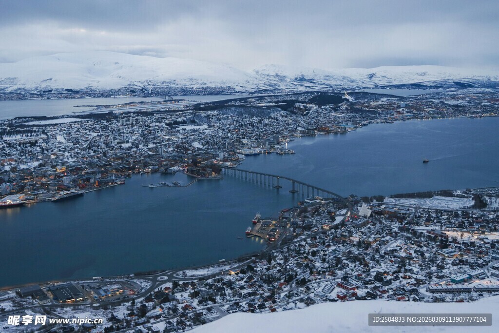 冬日雪景下的城市与水域