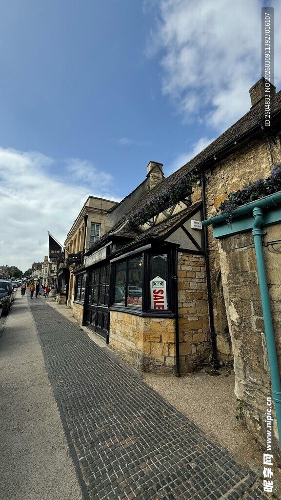 古朴街道旁的特色建筑