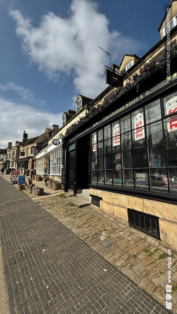 街道旁的欧式风格建筑