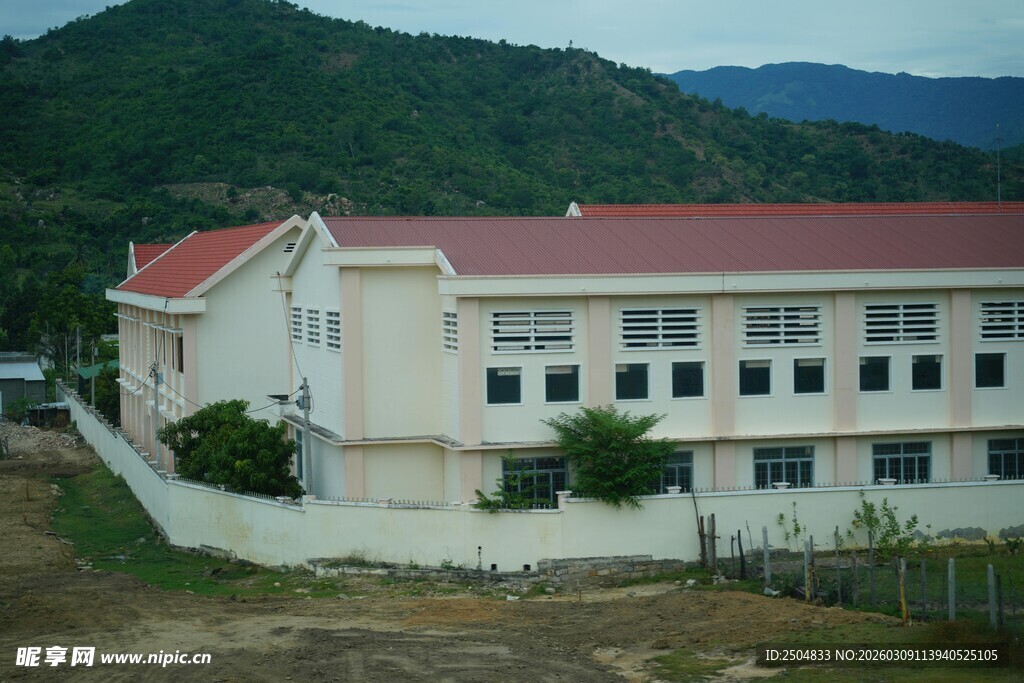 山间白墙红顶建筑