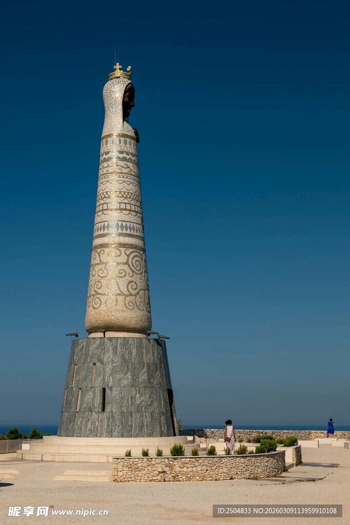  漠中的高耸纪念碑